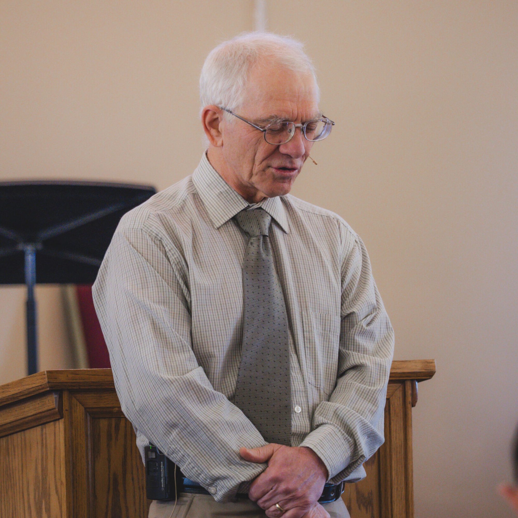 mitchell-evangelical-free-church-pastor-praying-at-pulpit-mitchell-nebraska
