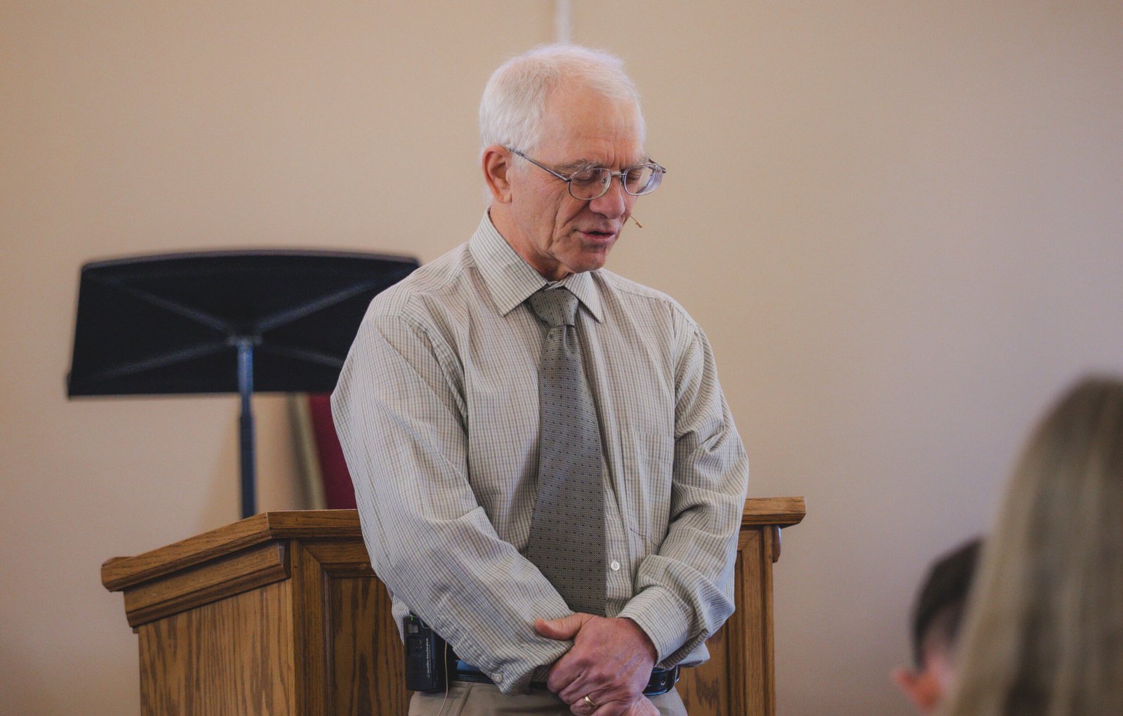 mitchell-evangelical-free-church-pastor-praying-at-pulpit-mitchell-nebraska